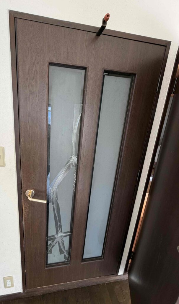 福岡市南区井尻 マンション 室内間仕切り扉 中スリ加工ガラス交換 施工前