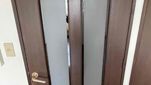 福岡県福岡市南区【井尻】 マンション室内間仕切り扉の中スリ加工ガラス交換・修理