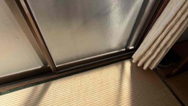 福岡県福岡市博多区【千代】 戸建ベランダ引違い窓の型ガラス4㎜交換・修理