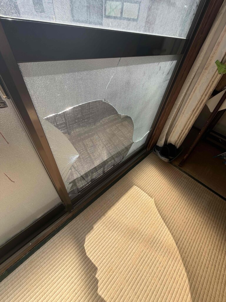 福岡市博多区千代 戸建ベランダ引違い窓の型ガラス4mm交換前の状態