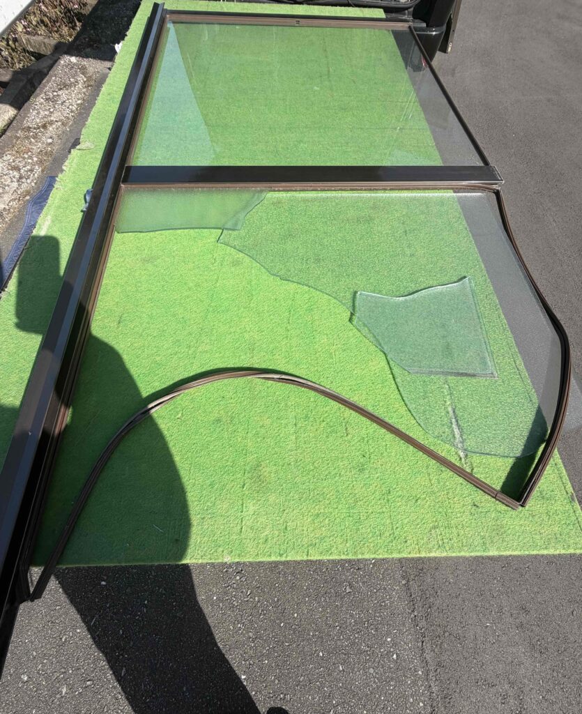 福岡市博多区千代で引違い窓の型ガラス4mmを交換している作業中の様子