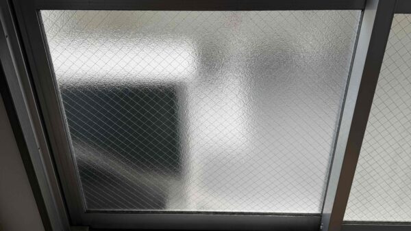 福岡県福岡市博多区【板付】 ベランダ引違い窓の網入り型ガラス交換・修理