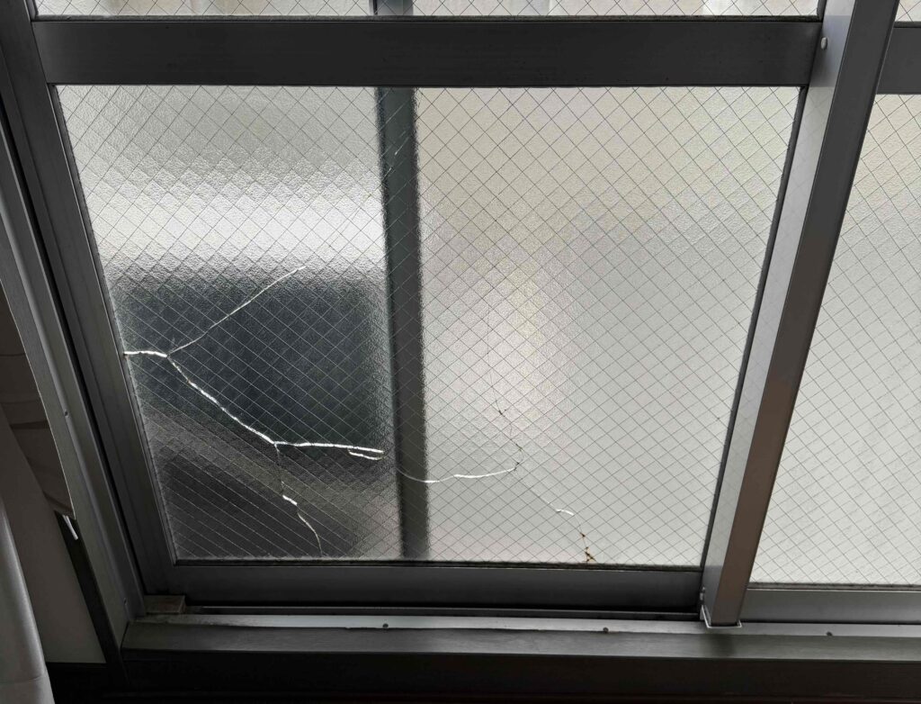 福岡県福岡市博多区板付 マンション室内 網入り型ガラス交換前の状態