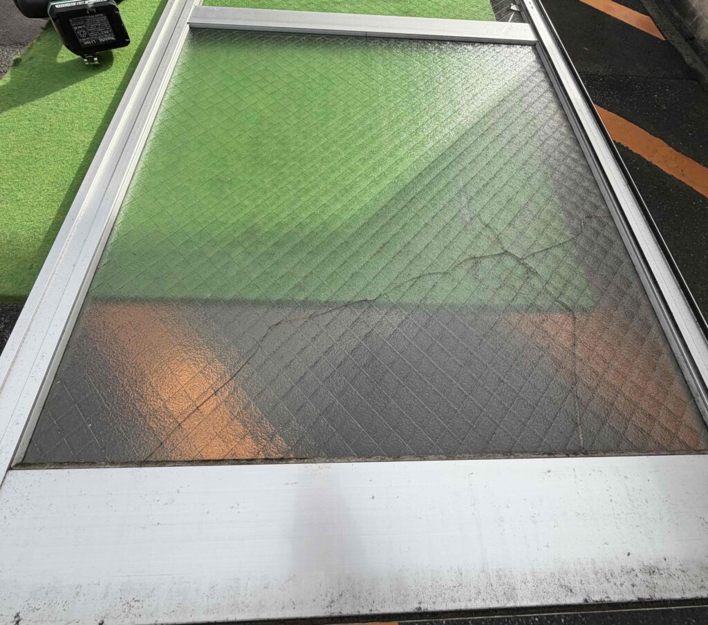 福岡県福岡市博多区板付 網入り型ガラス交換作業中の様子