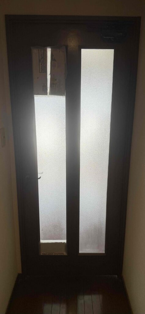 福岡市南区大楠でマンション間仕切り扉の型ガラスが割れた施工前の写真