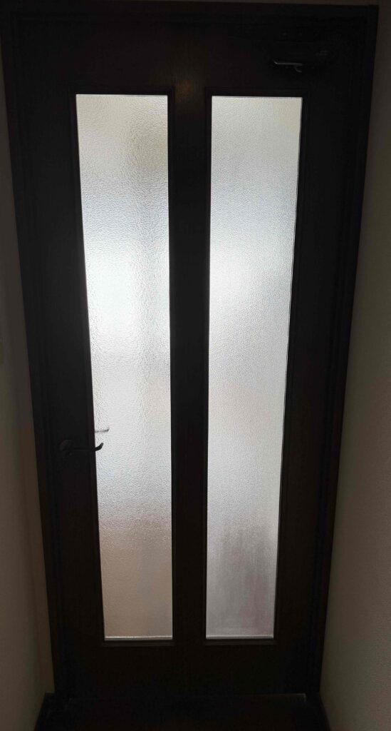 福岡市南区大楠でマンション間仕切り扉の型ガラス4mm交換修理が完了した全体写真