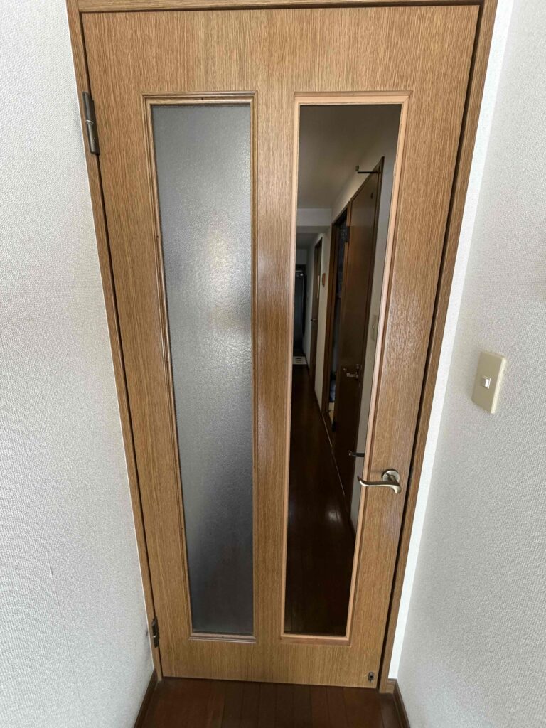 福岡市南区大楠で間仕切り扉の型ガラス4mmを交換修理している作業中の写真