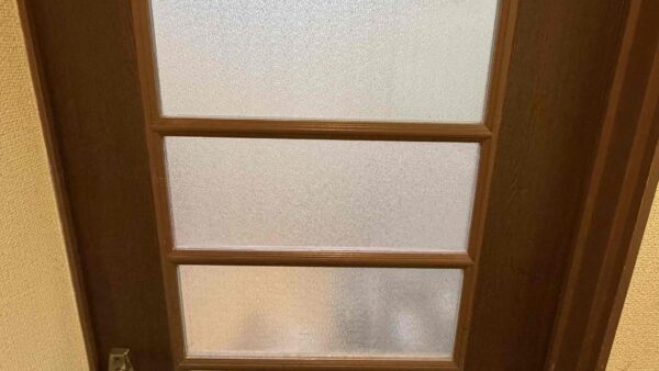 福岡県福岡市南区【花畑】 アパート間仕切り扉の型ガラス2㎜からアクリルガラス【代替品】への交換・修理