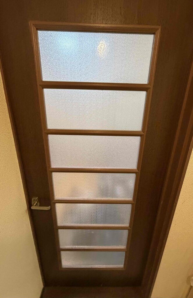 福岡県福岡市南区花畑 アパート間仕切り扉 アクリルガラス代替品 交換修理完了後