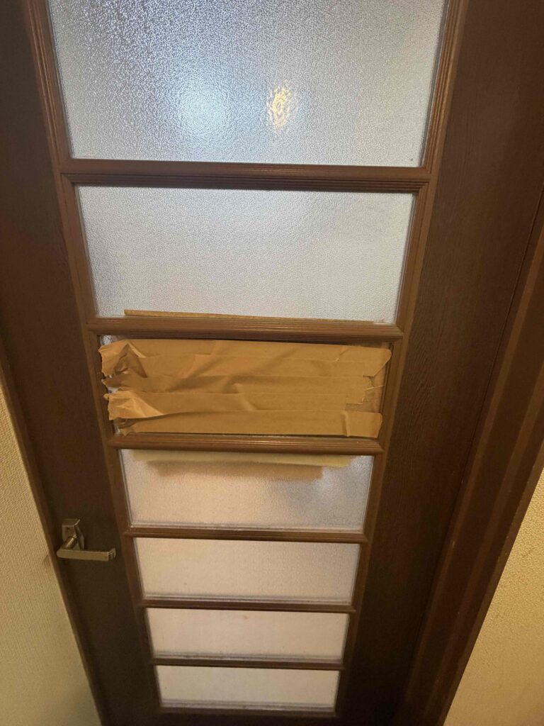 福岡県福岡市南区花畑 アパート間仕切り扉 型ガラス2mm 交換前の状態