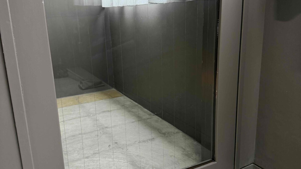 福岡市中央区大手門のホテルで透明縦ワイヤーガラス交換修理が完了した施工後の写真