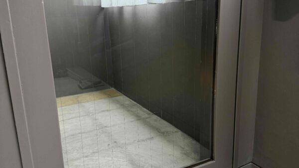 福岡市中央区大手門｜ホテルの透明縦ワイヤーガラス交換修理（石膏固定ガラス対応）