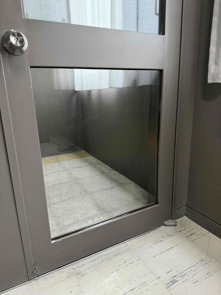 福岡市中央区大手門のホテルで透明縦ワイヤーガラス交換修理が完了した施工後の写真