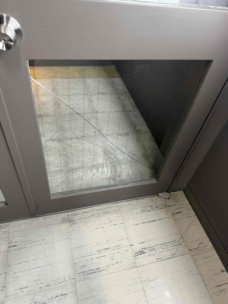 福岡市中央区大手門のホテルで発生した透明縦ワイヤーガラス破損状況