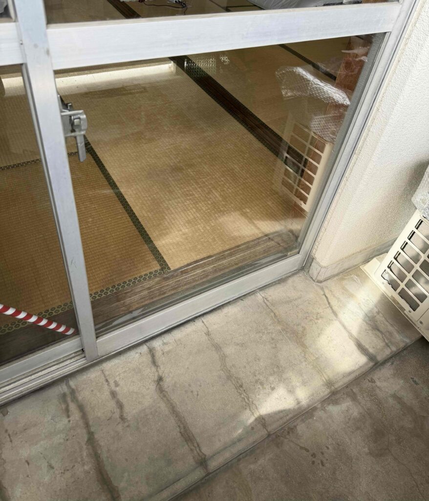 福岡市南区老司で施工したマンションベランダ掃き出し窓の透明ガラス5mm交換修理後の写真