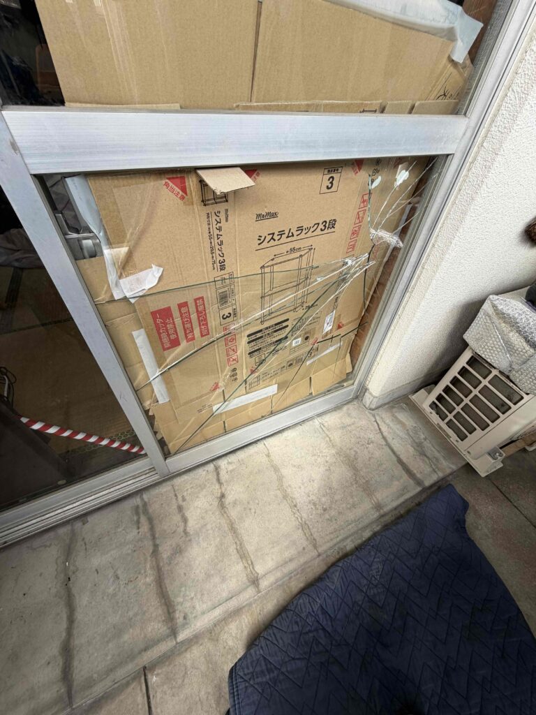 福岡市南区老司のマンションで割れたベランダ掃き出し窓の透明ガラス5mm施工前の状態