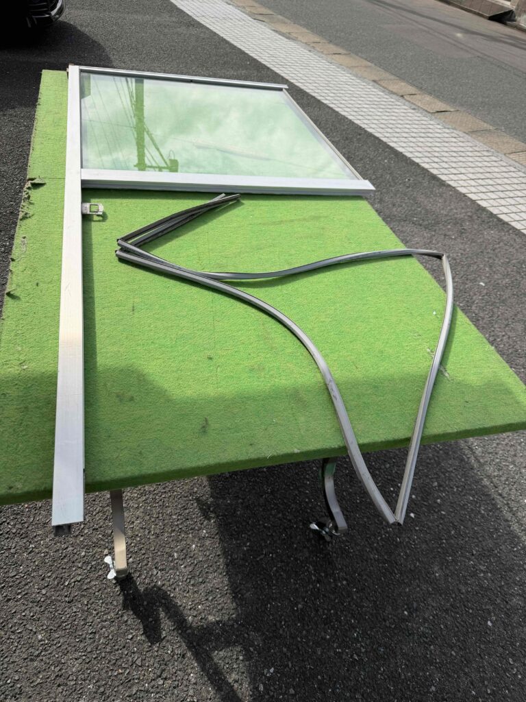 福岡市南区老司で行っているマンションベランダ掃き出し窓の透明ガラス5mm交換作業中の様子
