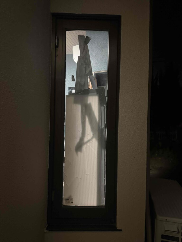 福岡市南区和田の戸建住宅で発生した縦すべり出し窓の透明ガラス破損状況