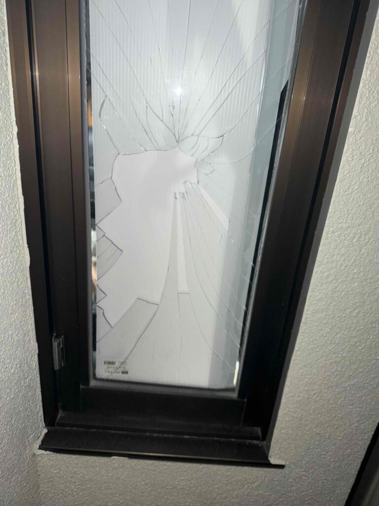 福岡市南区和田の戸建住宅で破損した透明ガラス3㎜のひび割れ拡大写真
