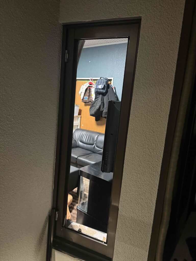 福岡市南区和田の戸建住宅で縦すべり出し窓のガラスを撤去した作業中の様子