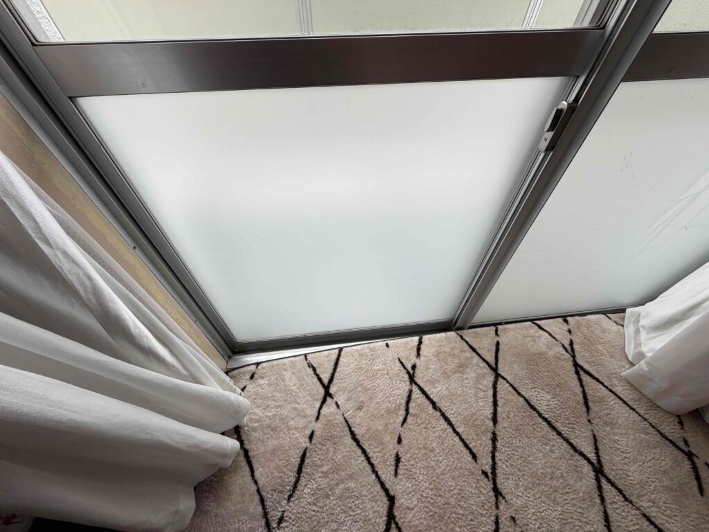 福岡市南区西長住でスリガラス交換完了後の掃き出し窓