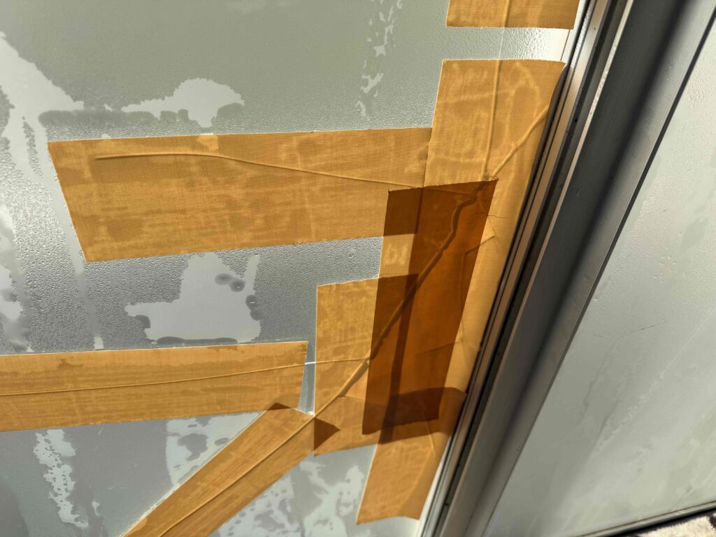 福岡市南区西長住で確認したスリガラス破損状況の拡大部分