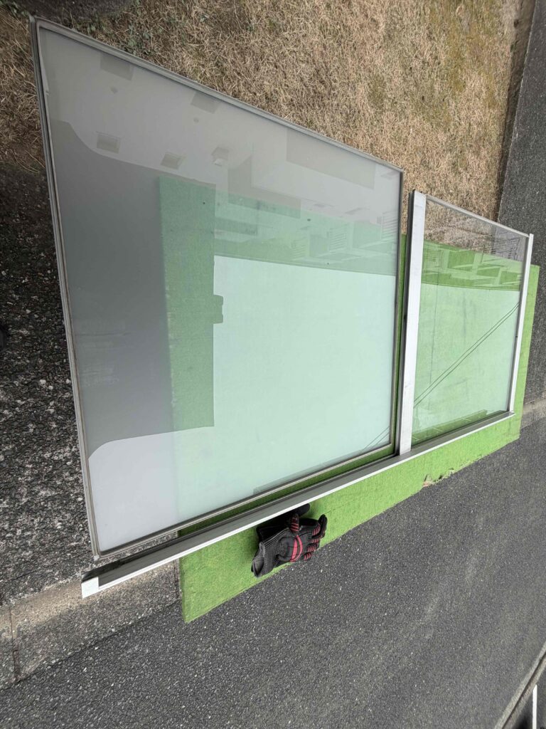 福岡市南区西長住にて掃き出し窓のスリガラスを交換作業中の様子