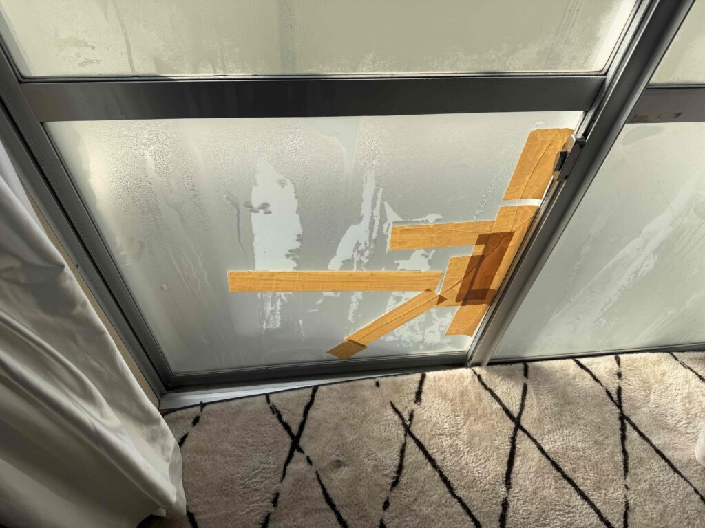 福岡市南区西長住のベランダ掃き出し窓スリガラス破損状況（施工前）