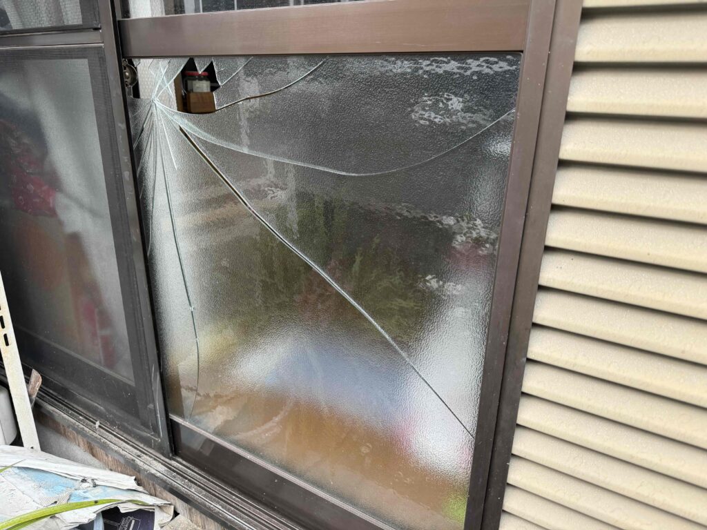 福岡市博多区井相田 窓ガラス割れ 施工前