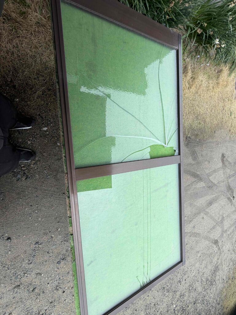 福岡市博多区井相田 サッシを作業台へ移動