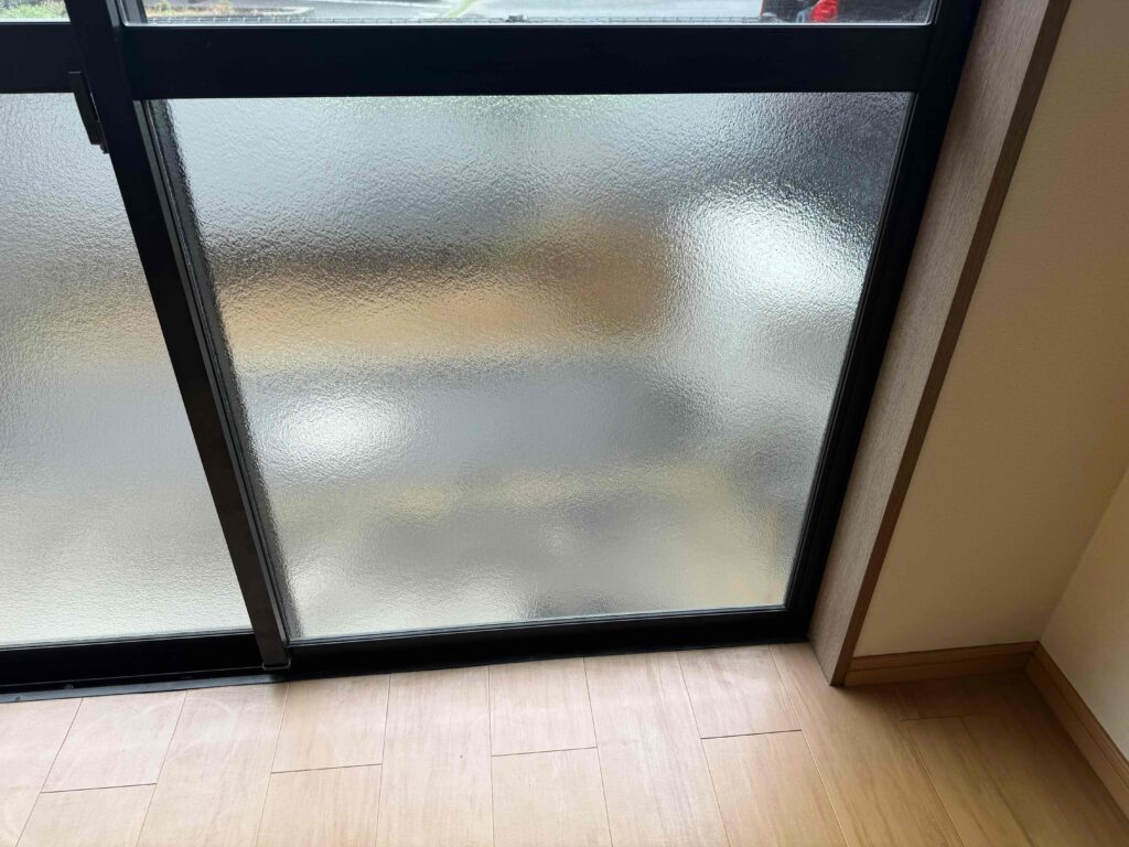 福岡市南区花畑 ベランダ引違い窓 型ガラス4mm交換完了