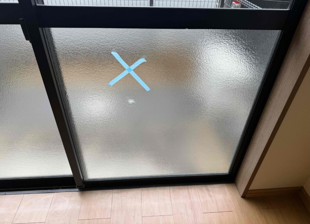 福岡市南区花畑 賃貸物件 ベランダ引違い窓 型ガラス4mm交換前