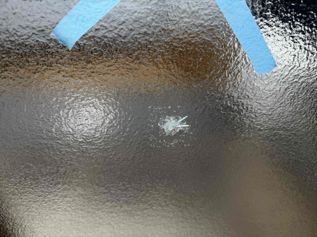 福岡市南区花畑 ベランダ窓 型ガラス4mm 飛び石による破損箇所