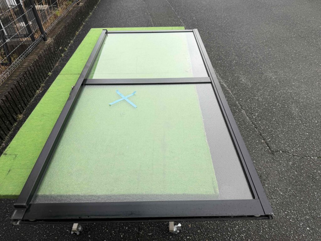 福岡市南区花畑 窓サッシ 作業台でのガラス交換作業