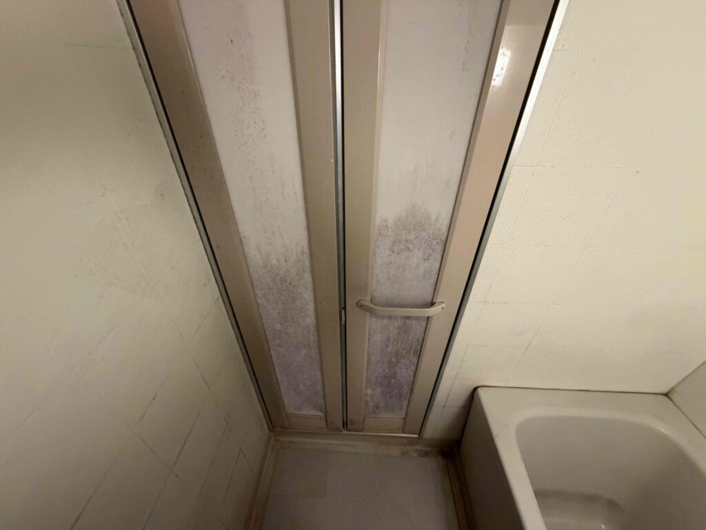 福岡市南区野間 浴室折れ戸交換前 浴室側の状態