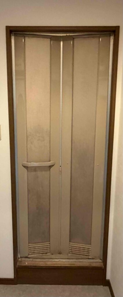 福岡市南区野間 賃貸物件 浴室折れ戸交換前 室内側