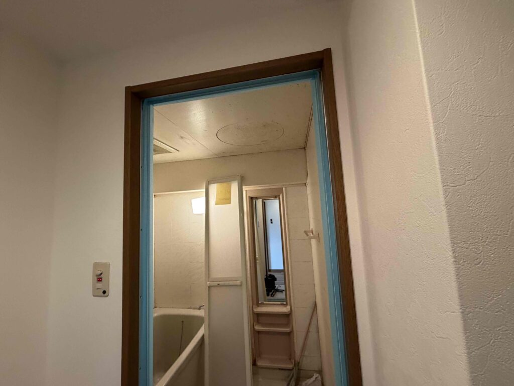 福岡市南区野間 浴室折れ戸 枠のコーキング施工