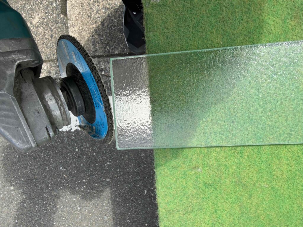 福岡市早良区田隈 ルーバー窓 ガラス加工中