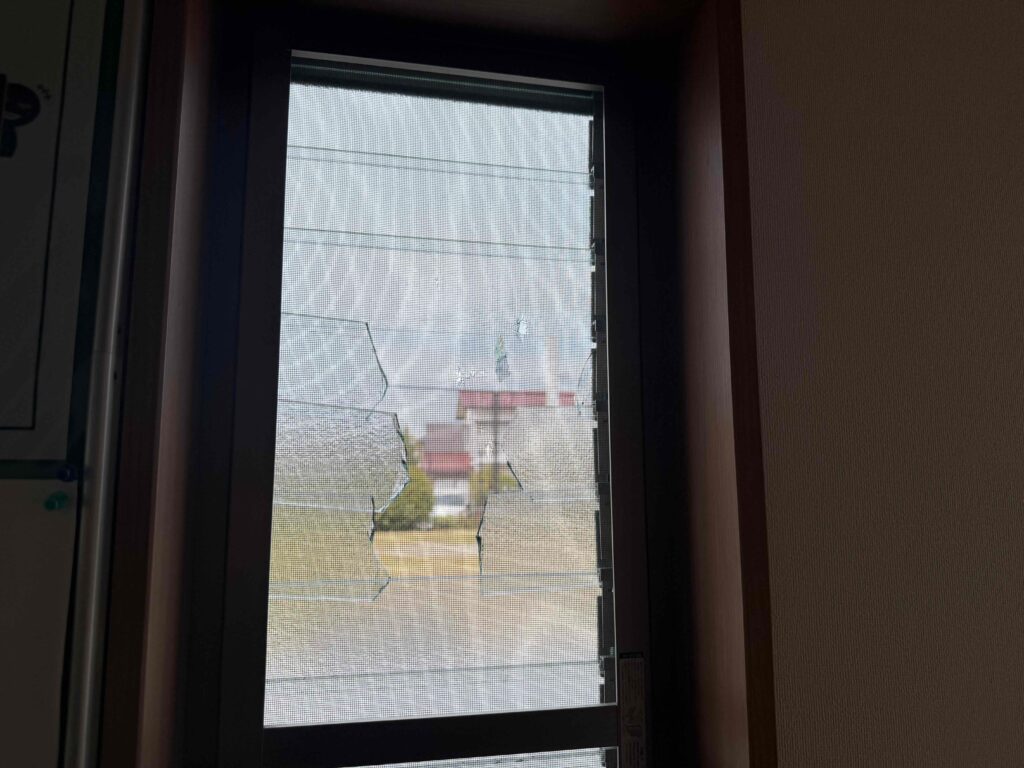 福岡市早良区田隈 ルーバー窓 ガラス破損状況 室内側