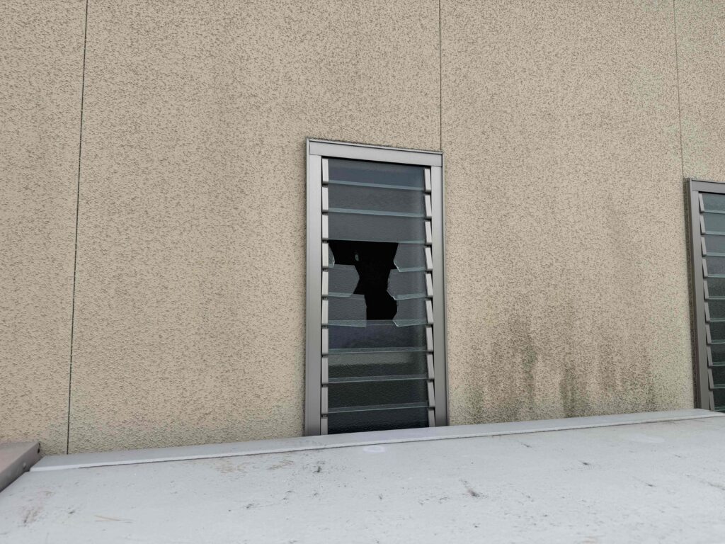 福岡市早良区田隈 ルーバー窓 ガラス交換前 室外側