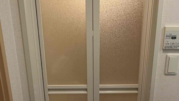 【福岡市南区桧原】マンション浴室折れ戸のアクリルガラス交換｜現場カットにて対応