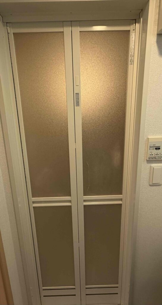 福岡市南区桧原 マンション 浴室折れ戸 アクリル破損