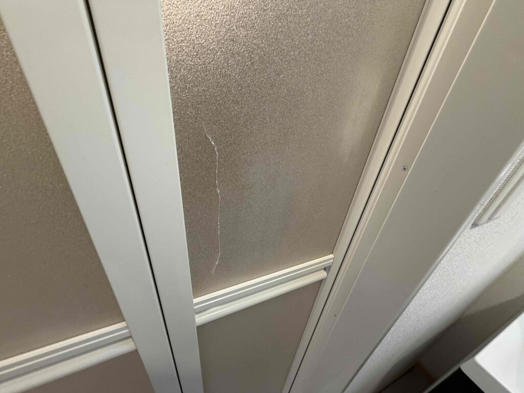 福岡市南区桧原 浴室折れ戸 アクリル割れ拡大