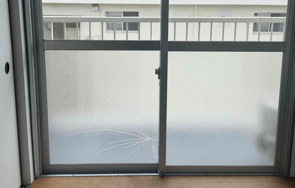 福岡市南区野多目 集合住宅 ベランダ窓 型ガラス割れ