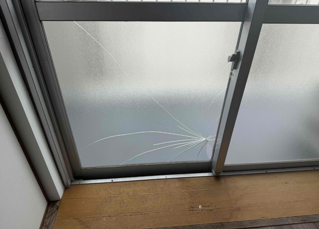 福岡市南区野多目 型ガラス破損箇所の拡大