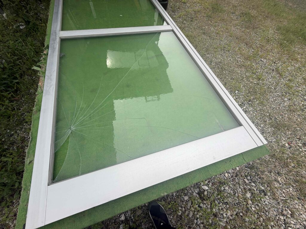 福岡市南区野多目 サッシを作業台へ移動して作業