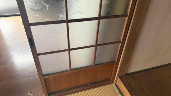 【福岡市南区屋形原】廃盤の障子ガラスをアクリルで代替交換｜費用を抑えた1枚のみ対応