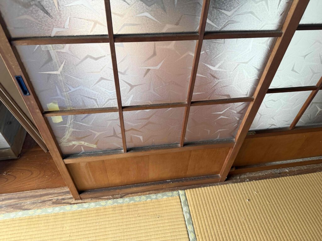 福岡市南区屋形原 障子ガラス 破損箇所の拡大