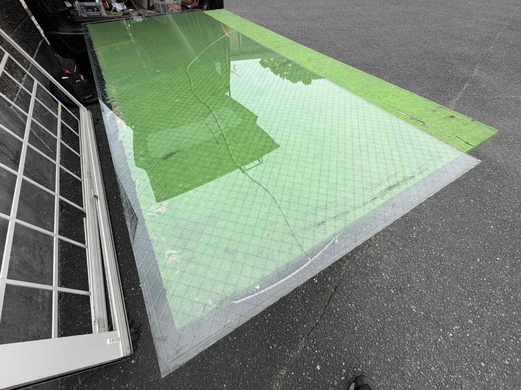 福岡市南区屋形原 網入りガラス交換 サッシ分解 作業中 ベランダ窓修理