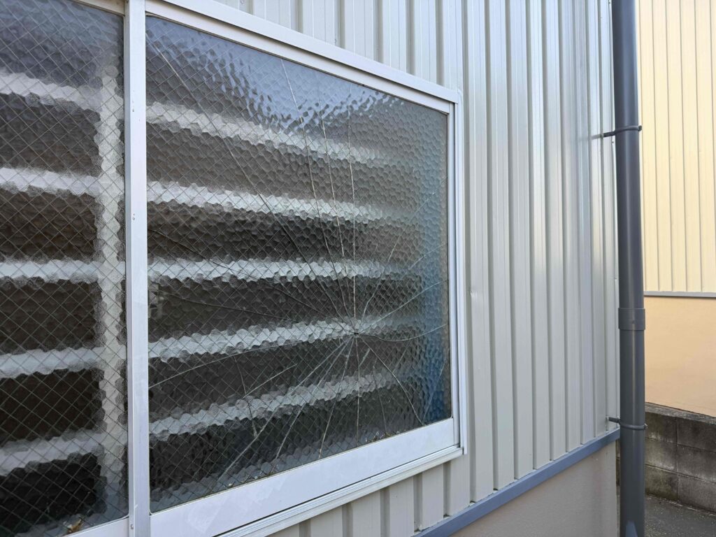 福岡市南区中尾 網入り型ガラス 菱形ワイヤー 破損状況